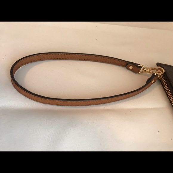 Michael Kors wristlet - Picture 3 of 3